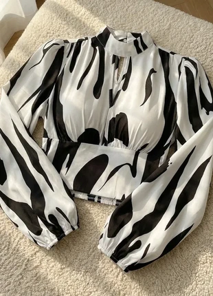 Haut crop blanc et noir à manches longues motif abstrait taille S, brand: Tendance, condition: Very good, size: S / 36 / 8, €32.90, €35.25 includes Buyer Protection