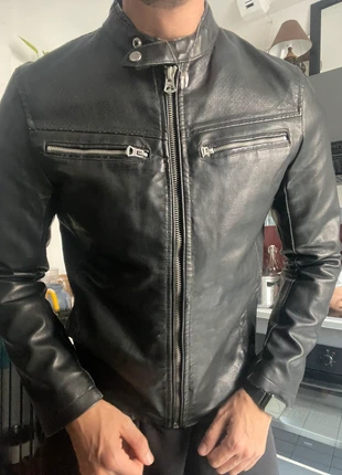 Veste en simili cuir noir biker zippée Black Label, marke: Pull & Bear, zustand: Sehr gut, größe: L, 35,00 €, 37,45 € inklusive Vinted-Käuferschutz
