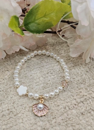 Bracelet fantaisie perles blanches breloques taille unique, marque: Fantaisie, état: Très bon état, 5,00 €, 5,95 € Protection acheteurs (Pro) incluse