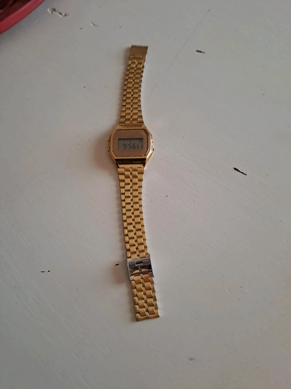 Montre Casio dor Vinted