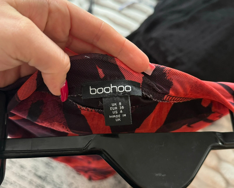 Boohoo red and black floral skirt 3