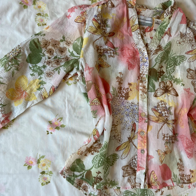 Adorable vintage button up blouse 4