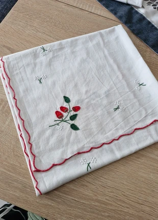 Petite nappe carré brodée., brand: sans marque, condizioni: Ottime, €5.00, €5.95 include la Protezione acquisti