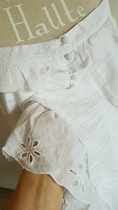 Jolie robe blanche à bretelles réglables avec broderies M&S Mode 4