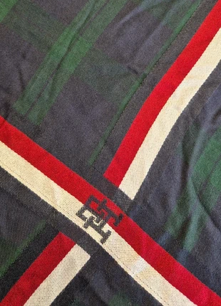 Großes Halstuch von Tommy Hilfiger, merk: Tommy Hilfiger, staat: Heel goed, € 20,00, € 21,70 inclusief Kopersbescherming