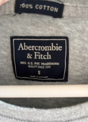 Graues Abercromie&Fitch Langarmshirt, brand: Abercrombie & Fitch, condition: New with tags, size: S, €15.00, €16.45 includes Buyer Protection