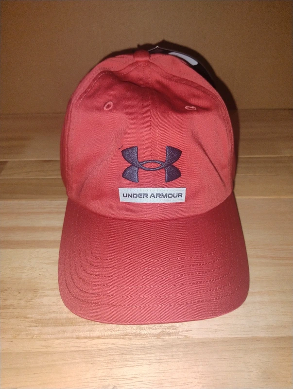 Under armour casquette taille 58/60 de couleur rouge et noire