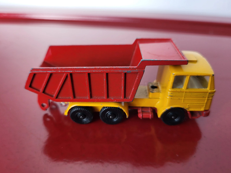 Les produits   Jouet miniature - Camion benne rouge et jaune  modèle réduit