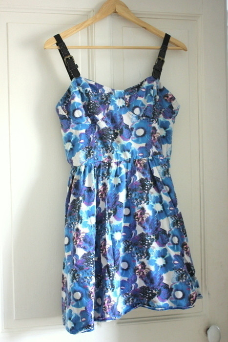 Petite robe d'été à imprimé fleurs bleues 1