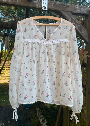 Blouse fleurie, merk: C'est beau la vie, staat: Heel goed, maat: Universele maat, € 6,00, € 7,00 inclusief Kopersbescherming