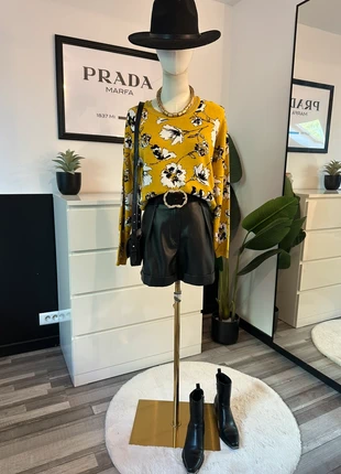 Pull moutarde à fleurs Promod T.S + Short simili cuir noir Kiabi T.38 – look chic et tendance, merk: Kiabi, staat: Heel goed, maat: M / 38 / 10, € 18,00, € 19,60 inclusief Kopersbescherming Pro