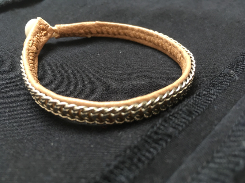 Joli et féminin ce bracelet en cuir beige et metal 1