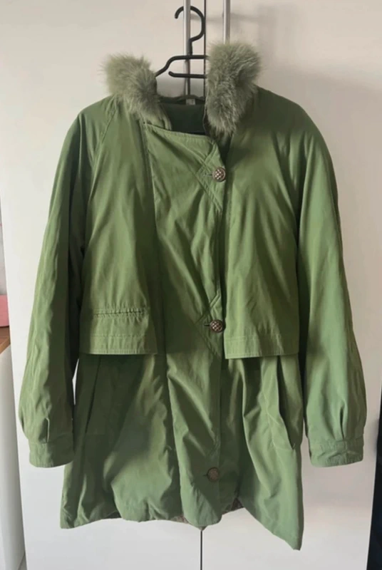 Parka verte avec capuche à fourrure