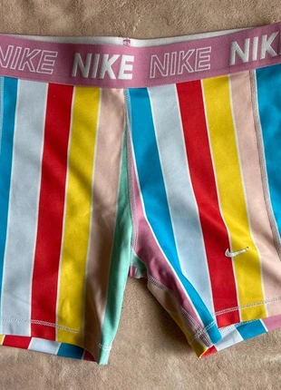 Short de sport Nike rayé multicolore, marque: Nike, état: Très bon état, taille: XS / 34 / 6, 7,00 €, 8,05 € Protection acheteurs incluse
