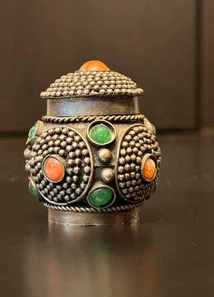 Écrin oriental en métal ciselé – bijou décoratif aux pierres chatoyantes, marque: Rare, état: Bon état, 20,00 €, 21,70 € Protection acheteurs incluse