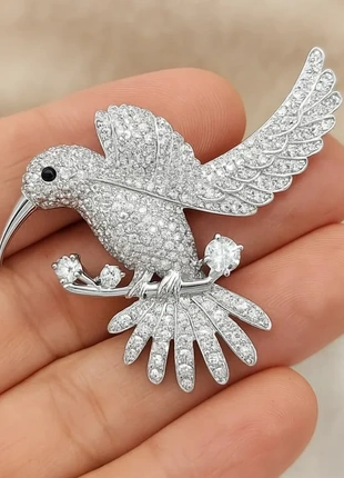 Broche colibri argentée sertie de strass – Bijou raffiné et élégant, état: Très bon état, 23,99 €, 25,89 € Protection acheteurs incluse