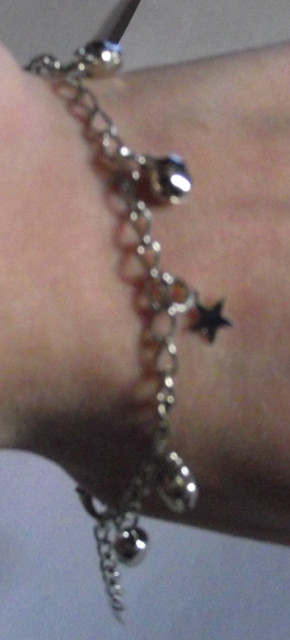 Bracelet fantaisie croissant de étoiles et grelots 1