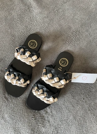 Mules plates en cuir Noir / Doré, marca: White Sun, estado: Novo com etiquetas, tamanho: 36, €10.00, €11.20 inclui Proteção do Comprador