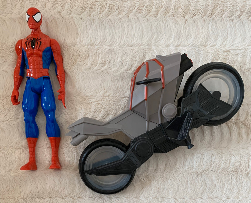 Hasbro Marvel Spiderman avec Arachno-moto comme neuf