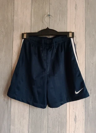Short Nike logo brodé couleur bleu marine taille M, merk: Nike, staat: Heel goed, maat: 12 jaar / 152 cm, € 9,00, € 10,15 inclusief Kopersbescherming Pro