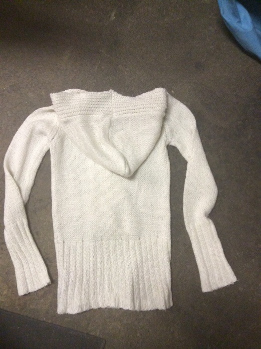 Pull en maille blanc cassé à capuche