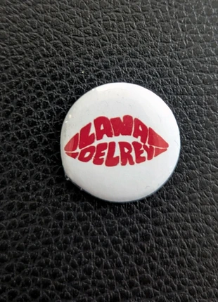 Lana Del Rey button – wit met rood lippenlogo – 25mm, marca: lana del rey, estado: Novo sem etiquetas, €1.50, €2.28 inclui Proteção do Comprador
