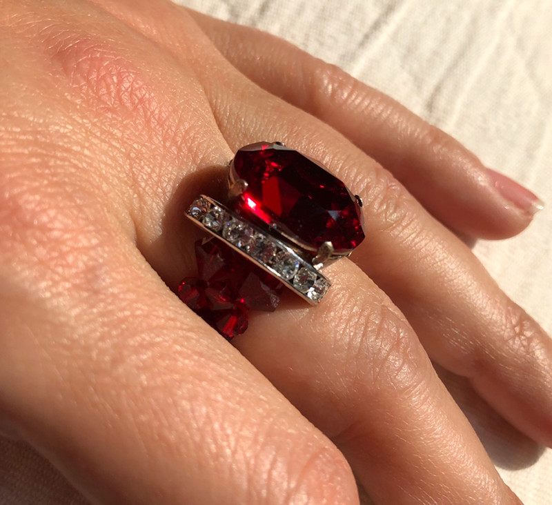 Bague cabochon ovale rouge en cristal Swarovski Vinted