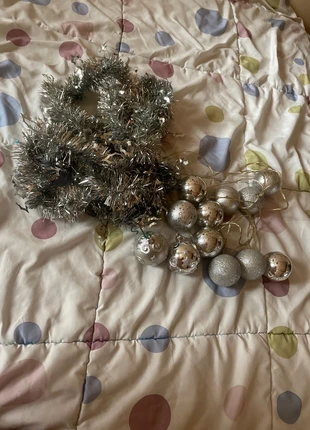 Guirlande argent et guirlande de boules argent, staat: Heel goed, € 3,00, € 3,85 inclusief Kopersbescherming