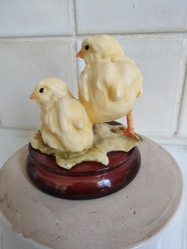 Figurine miniature Poussins en albâtre sur socle 2