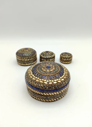 Ensemble de boites à bijoux métaliques Tibétaines ornée de corails, marque: Fabrication Artisanale, état: Très bon état, 85,00 €, 89,95 € Protection acheteurs (Pro) incluse