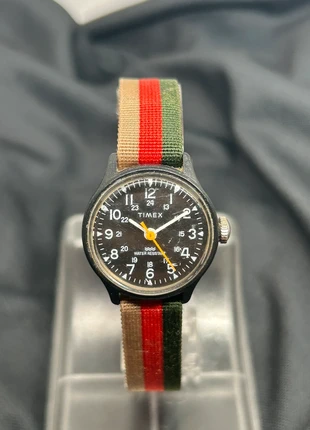 Montre Timex vintage mécanique bracelet en tissu, marque: Timex, état: Très bon état, taille: Jusqu'à 30 mm, 25,00 €, 26,95 € Protection acheteurs incluse