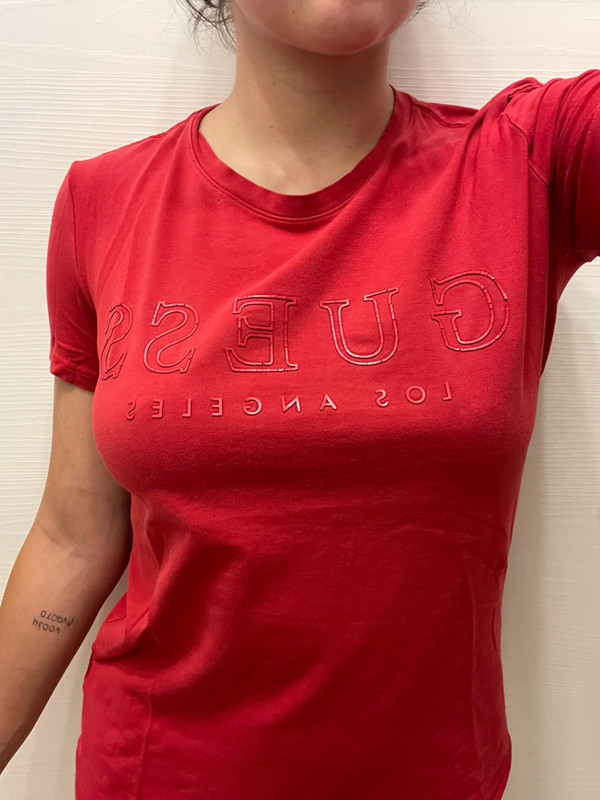 T-shirt Guess rossa 1