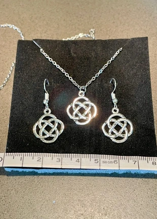 🩶 Set gioielli Nodo Celtico con Collana Inox 50 cm e orecchini, brand: Celtic, condizioni: Nuovo senza cartellino, €11.00, €12.25 include la Protezione acquisti