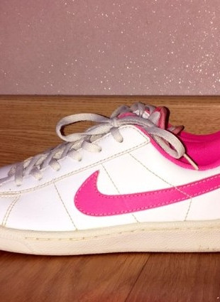 Nike blanche shop et fluo