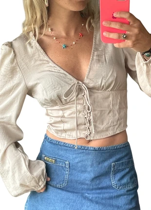 Top romántico de color beige con escote V y lazo | mangas abullonadas, marque: Stradivarius, état: Très bon état, taille: M / 38 / 10, 5,00 €, 5,95 € Protection acheteurs incluse