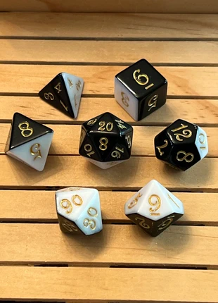 Set de dés, fond bicolore noir et blanc, écriture dorée, état: Neuf sans étiquette, 8,95 €, 10,10 € Protection acheteurs (Pro) incluse