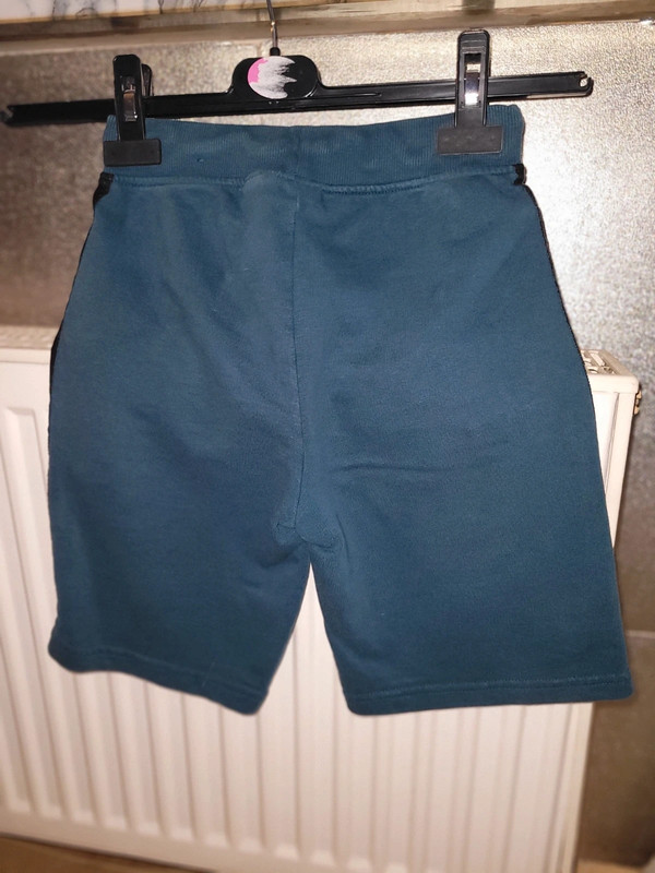 Kurze Hose in dunkel grün 2