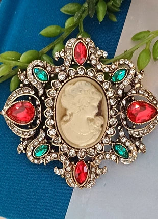 Broche et pendentif camée en strass et pierres vertes et rouges, marque: Vintage Chic, état: Très bon état, 5,00 €, 5,95 € Protection acheteurs incluse