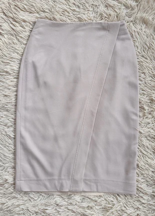 Jupe crayon beige minimaliste – Élégance intemporelle, marke: Mango, zustand: Sehr gut, größe: S / 36 / 8, 5,00 €, 5,95 € inklusive Vinted-Käuferschutz