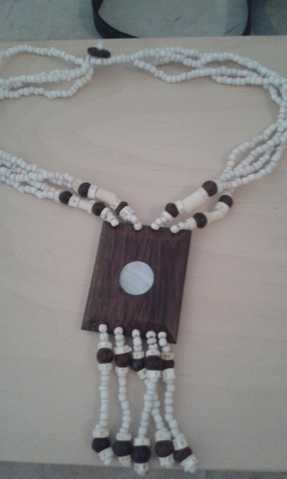 collier ethnique perles rocailles blanches et bois