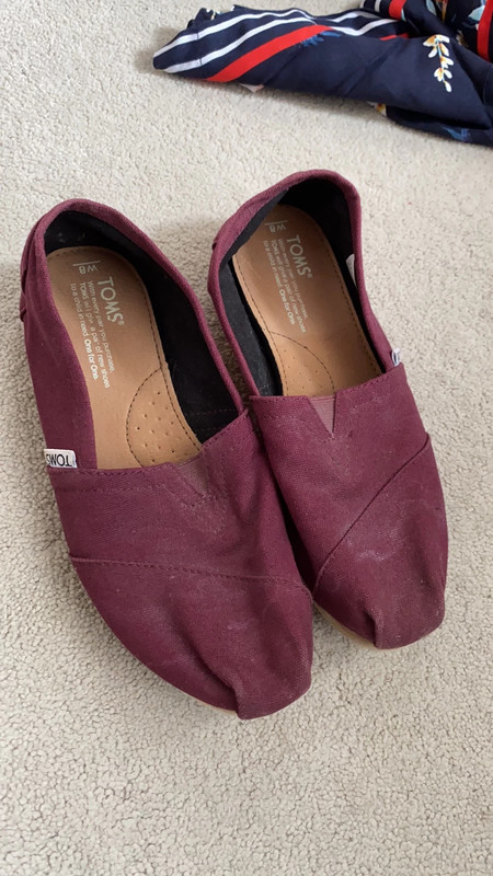 Toms 2024 burgundy shoes
