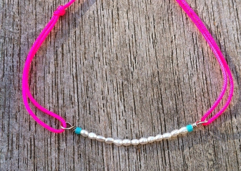 Bracelet des perles rose fluo 2