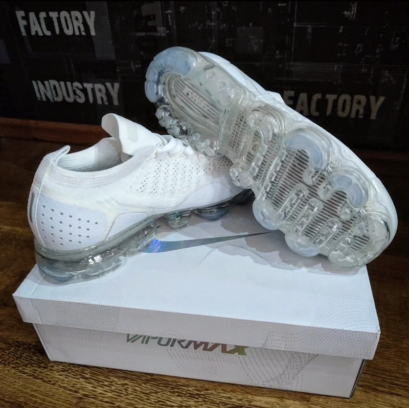 Vapormax flyknit 2.0 deals triple white