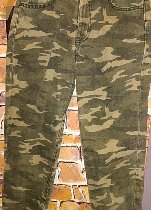 Jeans camouflé Pull & Bear , marque: Pull & Bear, état: Très bon état, taille: S / 36 / 8, 5,00 €, 5,95 € Protection acheteurs incluse