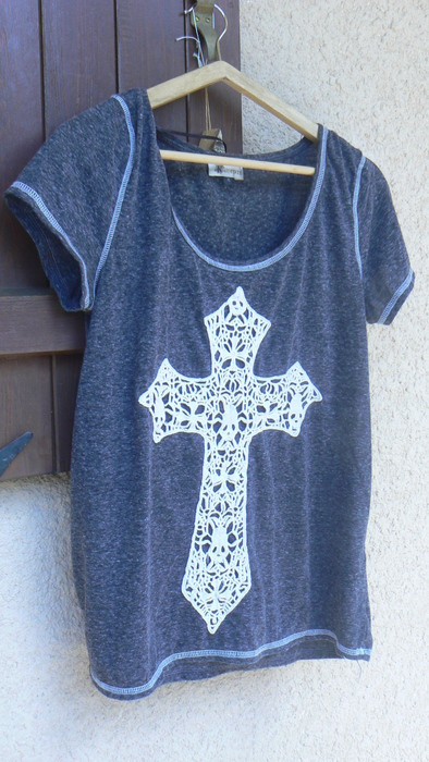 Tee-shirt gris ,croix en dentelle 1