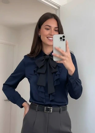 Chemise bleu marine à volants et gros nœud noir, élégante et féminine taille M, marca: Vintage Chic, estado: Muy bueno, tamaño: M / 38 / 10, 42,90 €, 45,75 € Protección al comprador Pro incluida