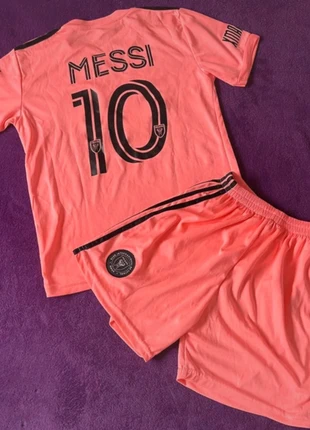 Equipación deportiva Miami, merk: adidas, staat: Heel goed, maat: 7 jaar / 122 cm, € 12,00, € 13,30 inclusief Kopersbescherming