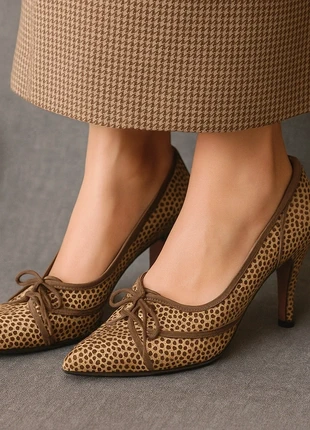 Zapatos de tacón Carmen Poveda en ante con estampado punteado – Talla 40 – Estilo Oxford Vintage, marca: Carmen Poveda, estado: Muy bueno, tamaño: 40, 12,00 €, 13,30 € Protección al comprador incluida