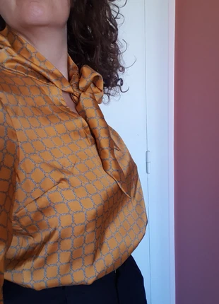 Blouse col lavallière, merk: Naf Naf, staat: Nieuw zonder prijskaartje, maat: L / 40 / 12, € 9,00, € 10,15 inclusief Kopersbescherming