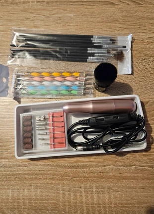 Kit manucure, brand: je ne sais pas, condizioni: Nuovo senza cartellino, €15.00, €16.45 include la Protezione acquisti